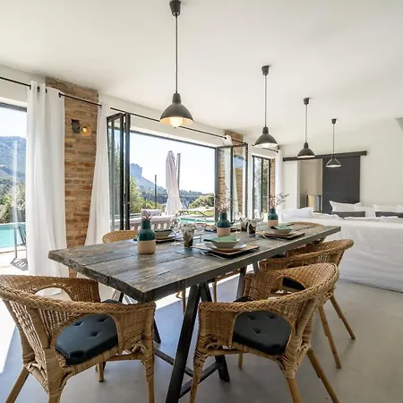 Maison-piscine Au Coeur Des Vignes à